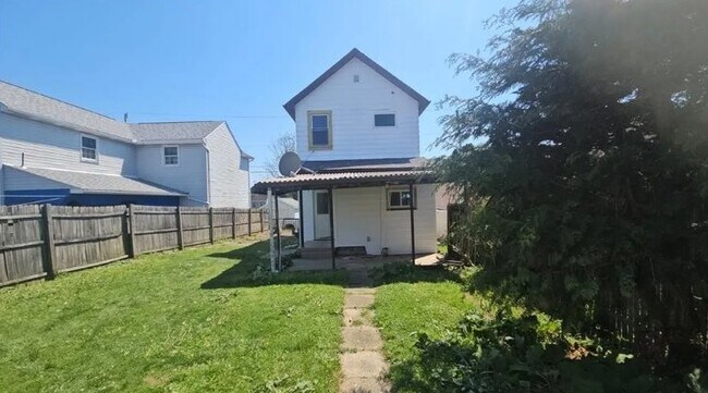 Building Photo - 807 Hazlett Ave