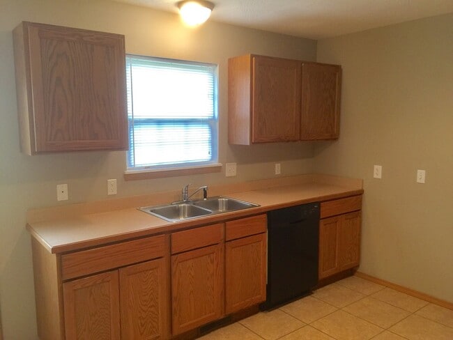 Building Photo - 3 bedroom 2 bathroom  Home in Clever MO