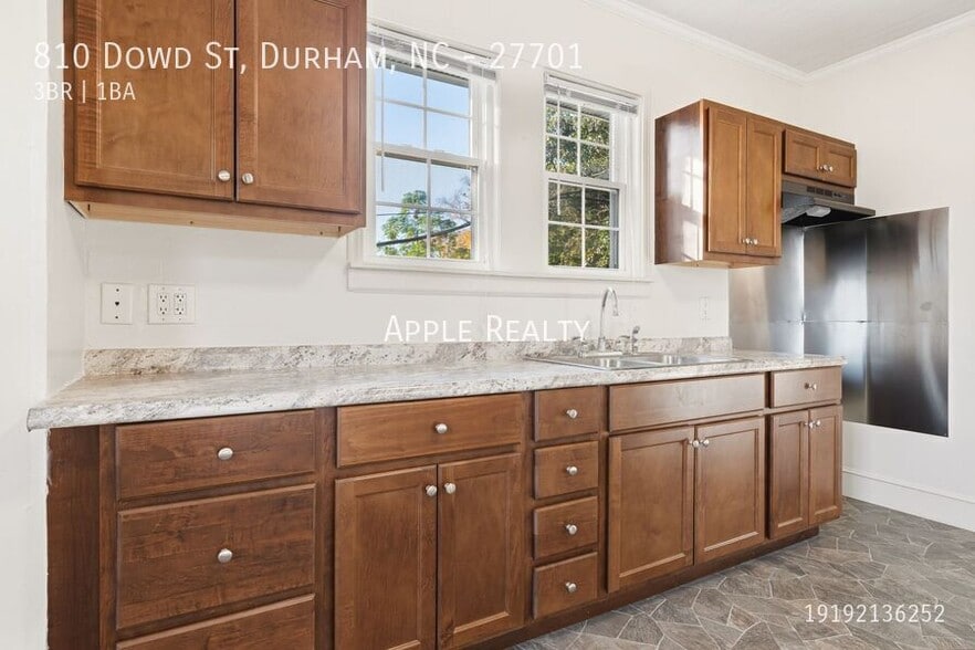 Building Photo - 810 Dowd St