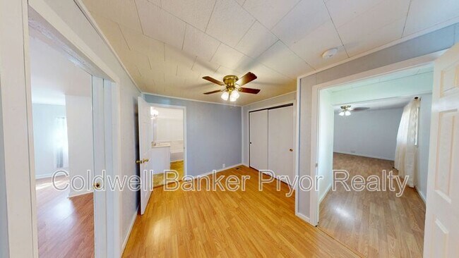Building Photo - 210 6th St