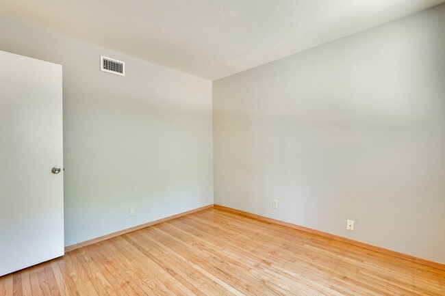 Building Photo - Charming 3-bedroom, 2-bathroom ranch-style...
