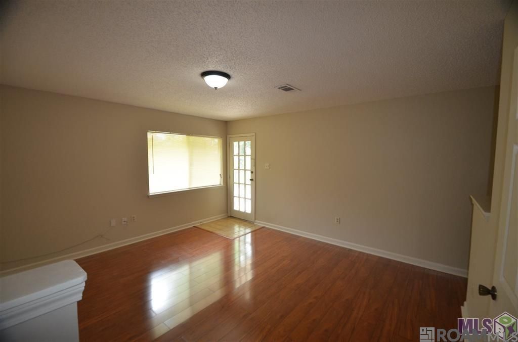 Building Photo - 5017 Parkoaks Dr