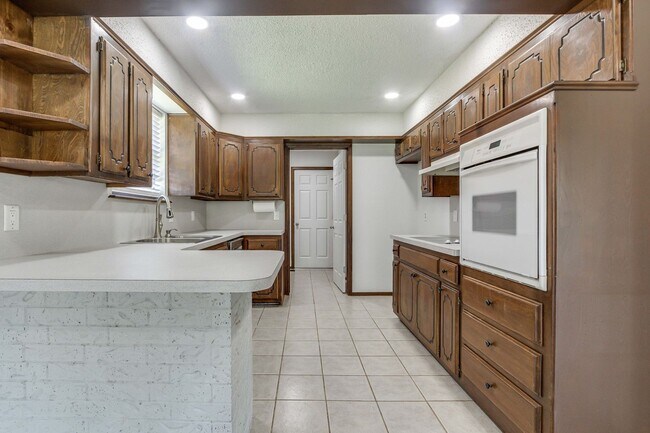 Building Photo - WALK JUST 2 BLOCKS TO EDMOND MEMORIAL – AV...