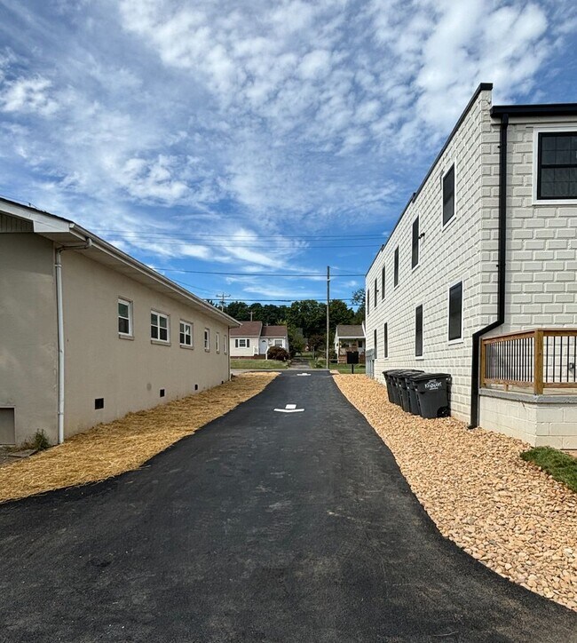 Building Photo - 2 Bedroom / 1 Bath Apt. Upstairs  Kingsport, TN