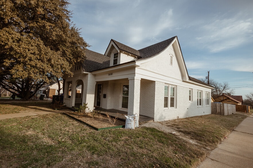 Building Photo - 1601 N 17th St