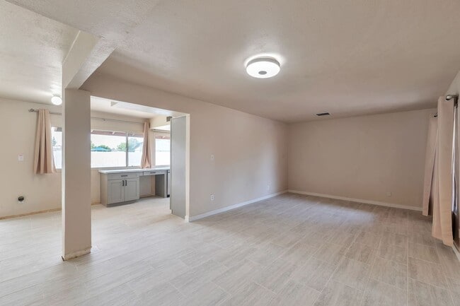 Building Photo - Spacious 6-Bedroom, 4-Bath Pool Home Near ASU Campus