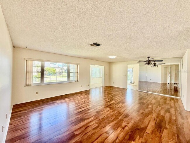 Building Photo - 940 Rosewood Ln