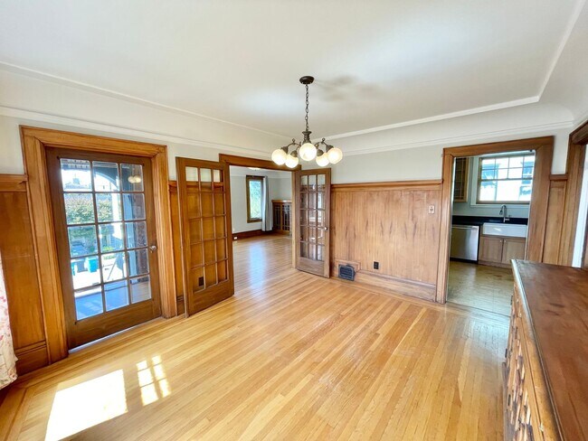 Building Photo - Westwood Park - Stunning 3BR+ / 2 BA Home w/Fabulous Back Yard! - PROGRESSIVE
