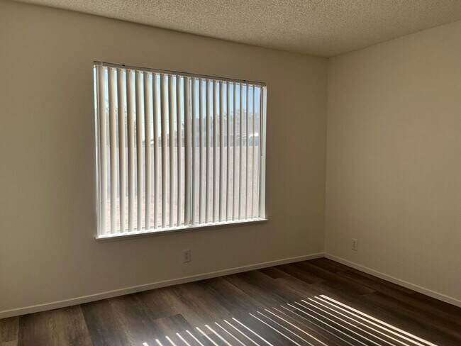Building Photo - 727