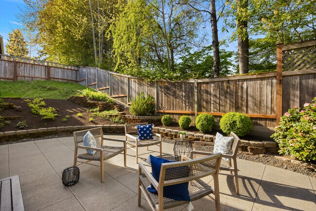 Building Photo - 756 NE Brookcliff Ln