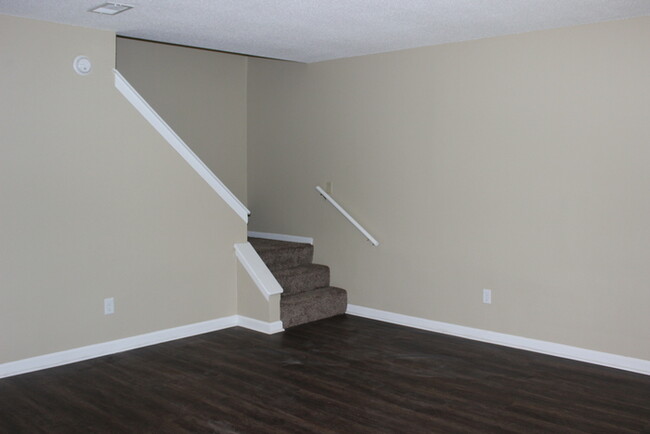 Building Photo - Duplex in Park Hill School District