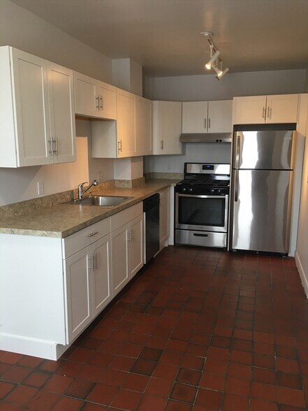 Primary Photo - 466 Park Dr