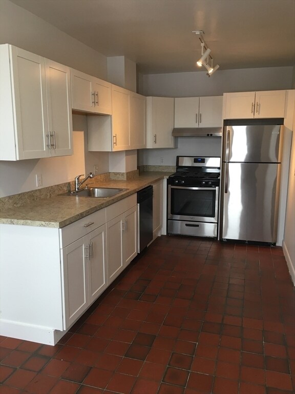Building Photo - 466 Park Dr
