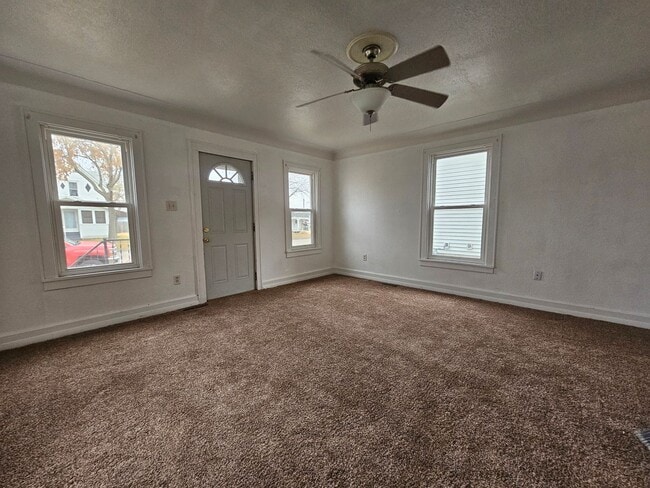 Building Photo - SW 4 bedroom 2 bath with fenced yard