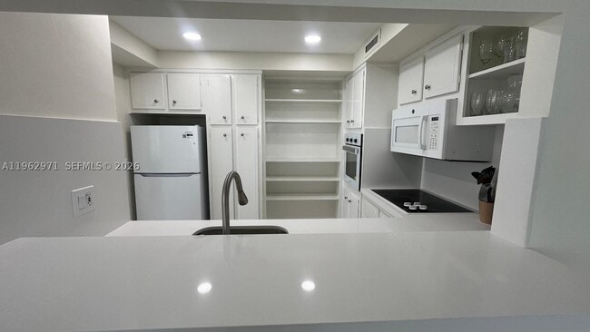 Building Photo - 3505 S Ocean Dr