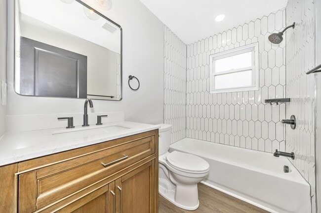 Building Photo - 406 E 9th St