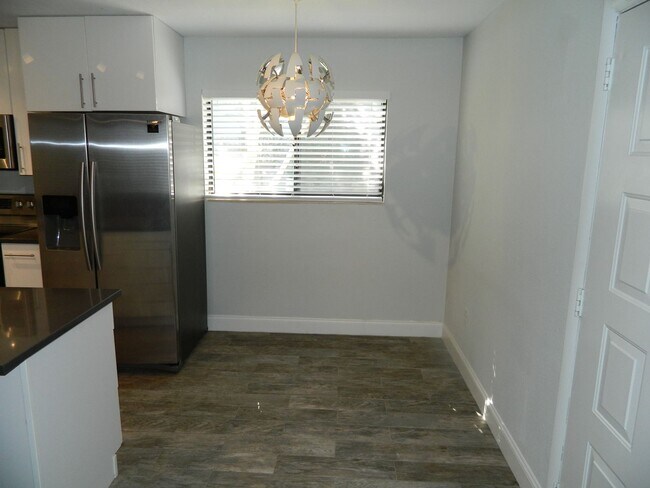 Building Photo - Beautifully Upgraded 2BR/2BA Condo – Lake ...