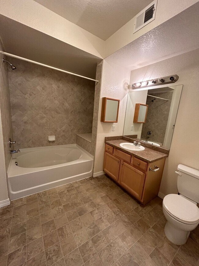 Building Photo - Modern Condo Living in the Heart of Fort C...