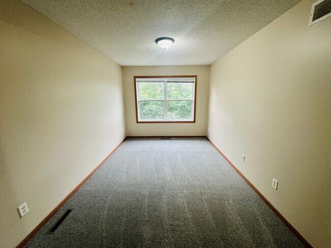 Building Photo - Updated Colonial 3 Bedroom Townhome with N...