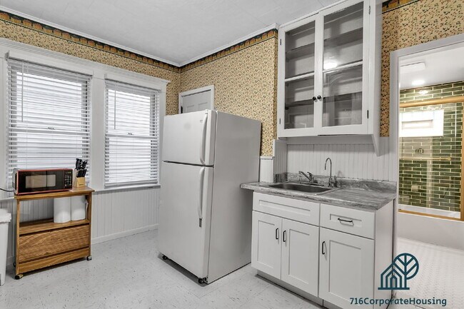 Building Photo - Furnished 3-Bedroom Lower Apartment on Bird Ave