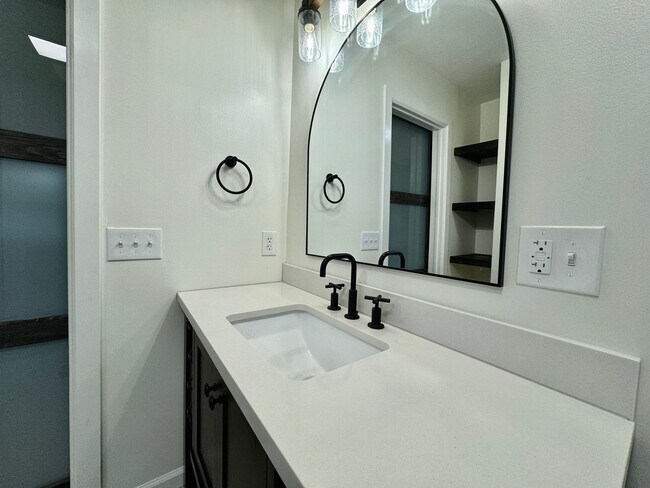 Building Photo - Beautifully Renovated Carmel Home!