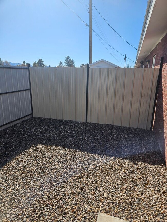 Building Photo - 2 Bedroom - 1 Bath Fully Furnished Apartment