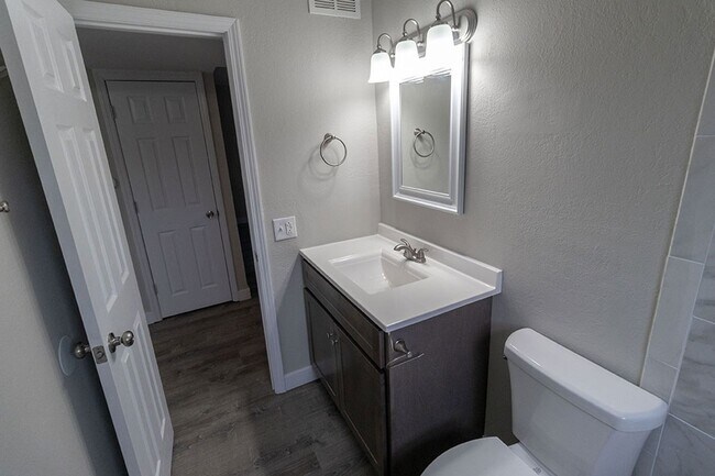 Building Photo - Fully Updated 2 BDR Apartment