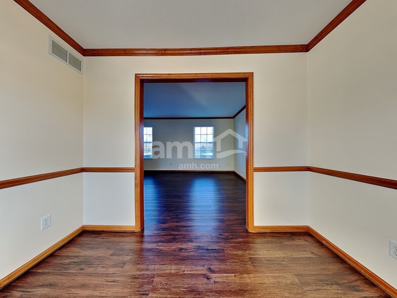 Building Photo - 6088 Lakewood Dr