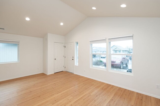 Building Photo - Newly Remodeled 2 Bedroom / 1 Bathroom Cot...