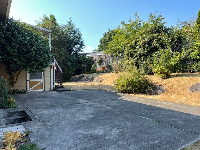 Building Photo - 170 154th Pl NE