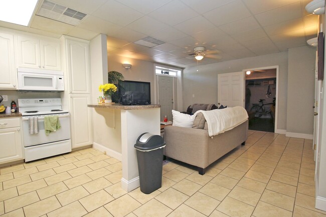 Building Photo - Stylish Apartment Living in the Heart of t...
