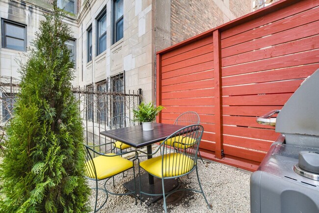 Building Photo - 6242 N Kenmore Ave