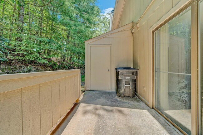 Building Photo - 7007 Oak Ct