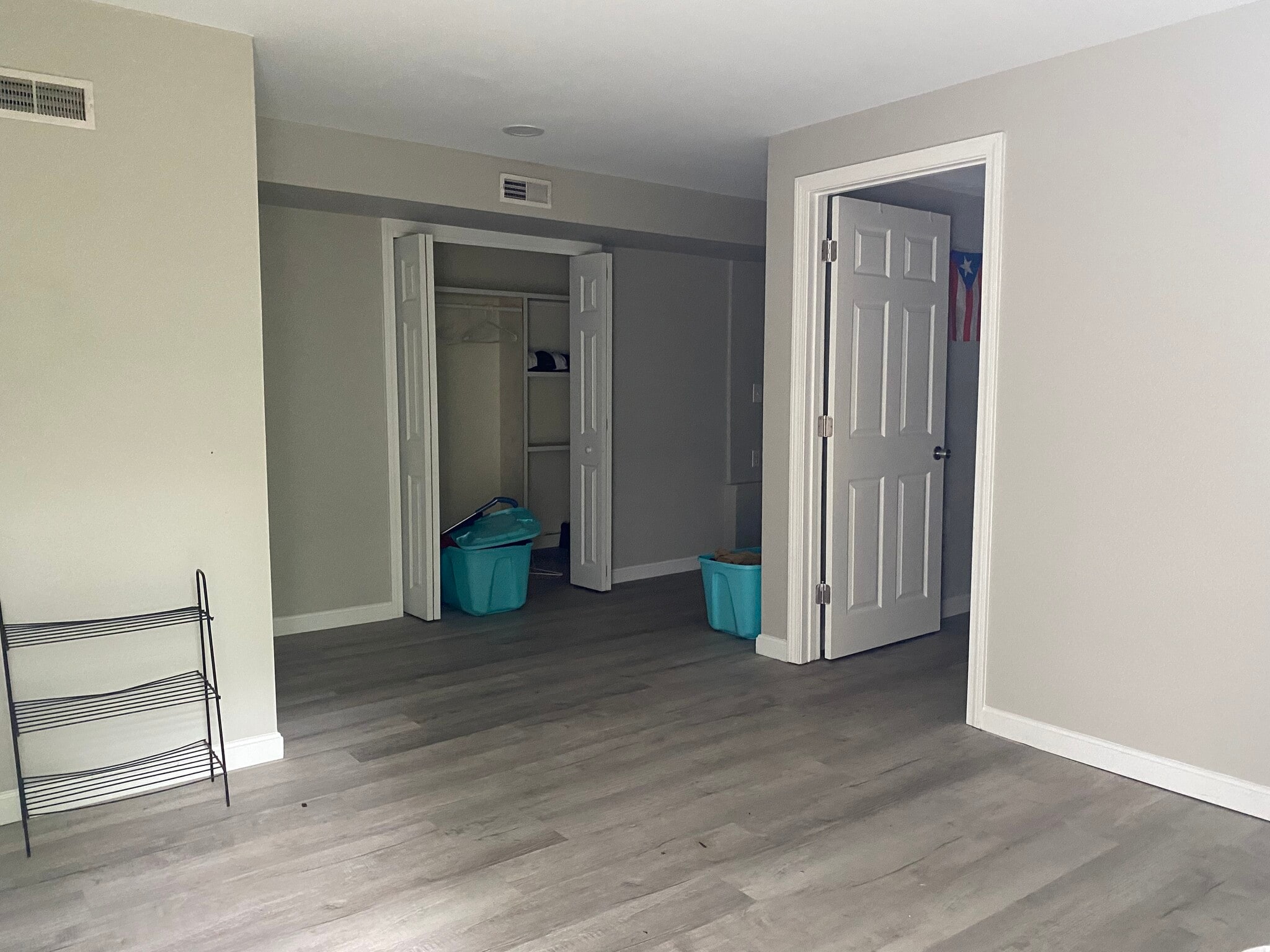 Entry room, bedroom on right - 12 Creswell Rd