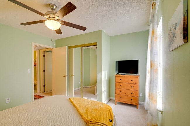 Building Photo - 140 Spanish Oak Dr