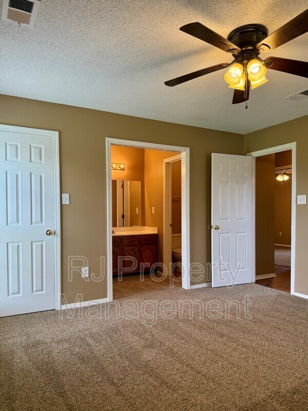 Building Photo - 6290 Oak Run Dr E
