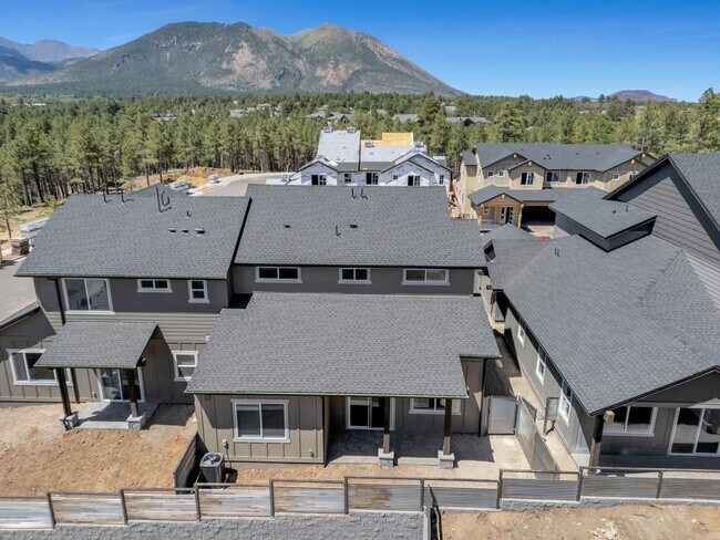 Building Photo - Gorgeous Flagstaff Property