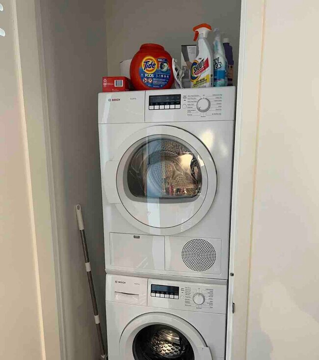 Building Photo - 325 W 34th St.