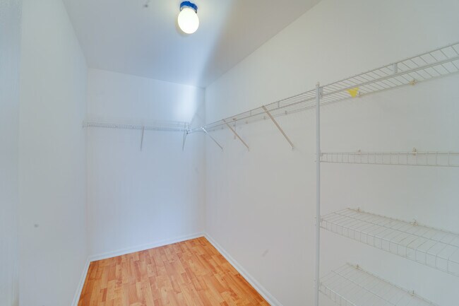 Building Photo - 1231 Silverstone Dr