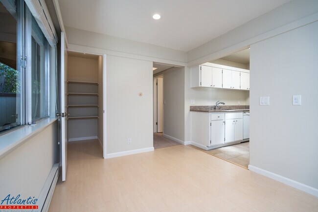 Building Photo - Willow Park | Stylish Condo | Newly Updated