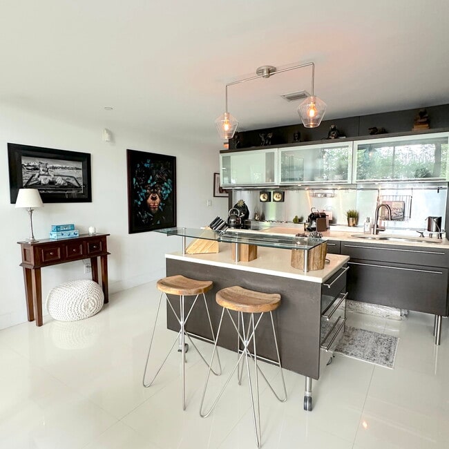 Building Photo - 6000 Collins Ave