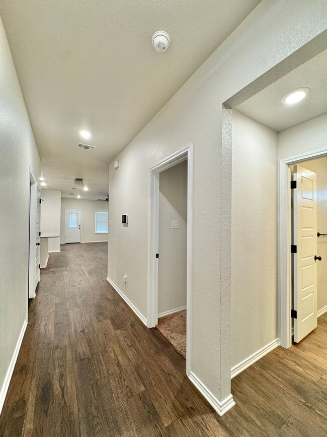 Building Photo - Beautiful newer home features  3 Bedrooms, 2.25 Baths, 2 Car Garage, Granite and More!