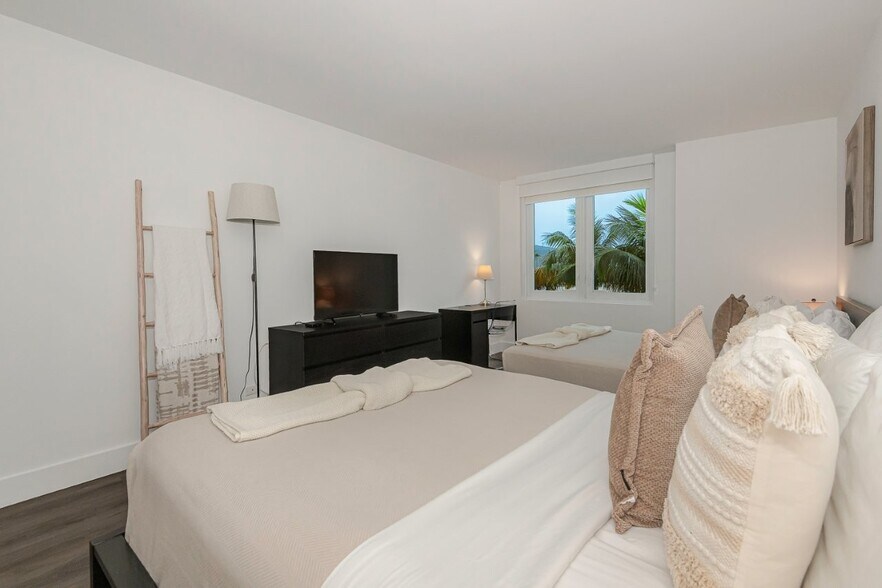 Building Photo - 2301 Collins Ave