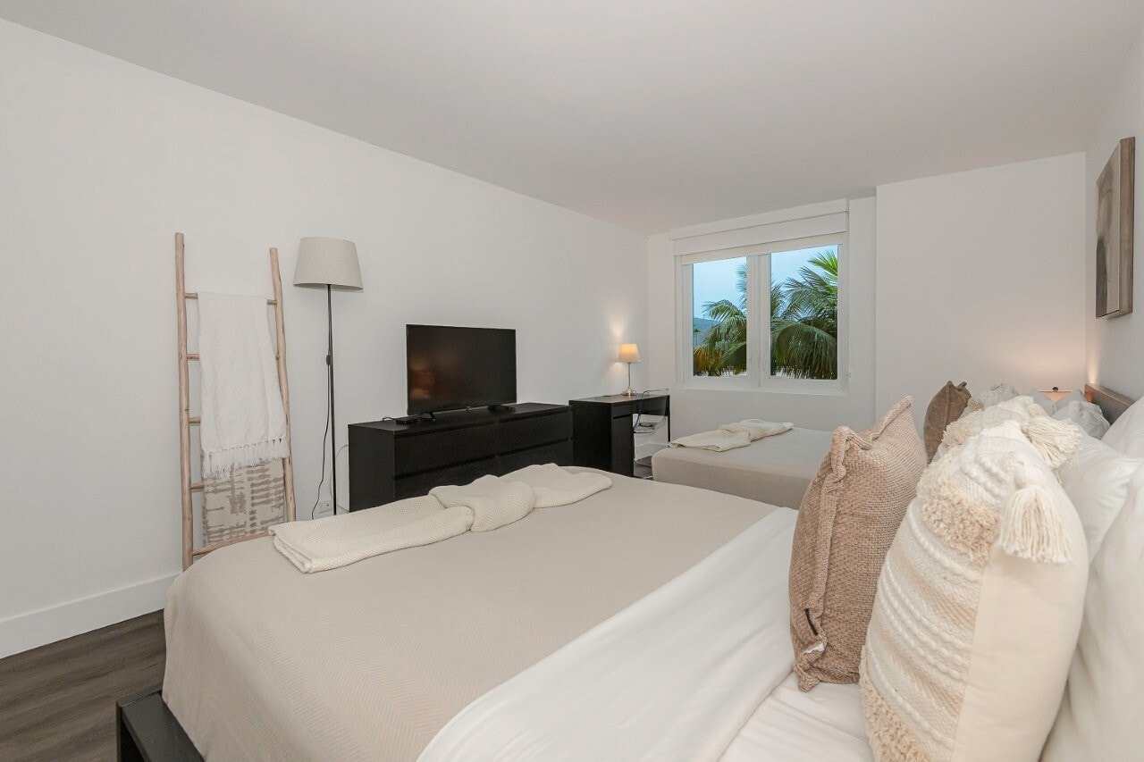 Building Photo - 2301 Collins Ave