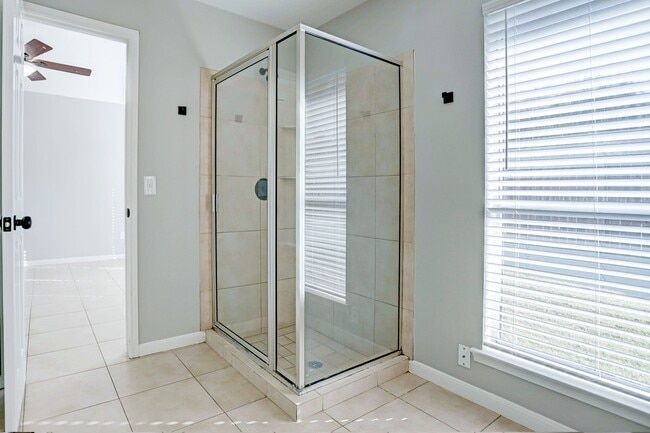 Building Photo - 5106 Spring Cir Dr