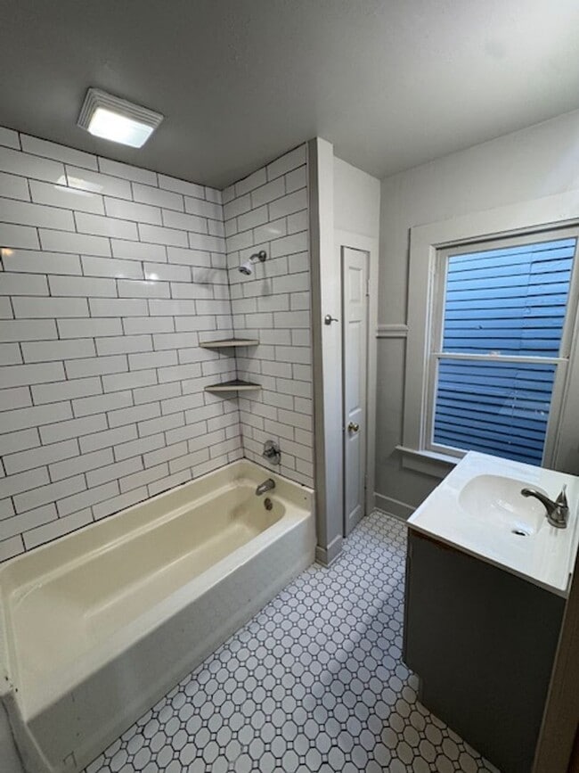 Building Photo - 901 W Main St