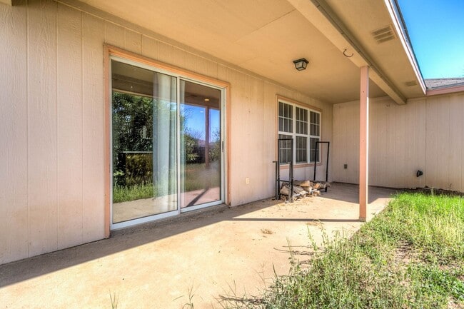 Building Photo - COMING NOVEMBER 2025 - 3 Bedroom Home in t...