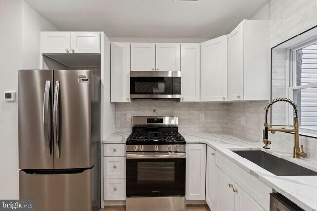 Building Photo - 1544 S Bambrey St