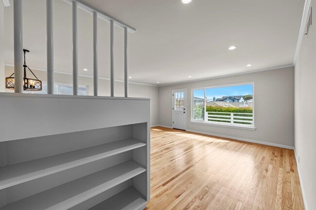 Building Photo - 526 Redwood Ave