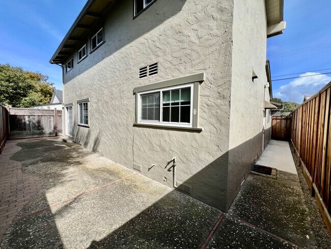 Building Photo - Willow Street Charm! 3 bedroom 1.5 bathroom home in Pacific Grove